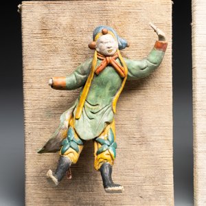 Three Chinese polychrome pottery figures, 19th C. — 照片 2