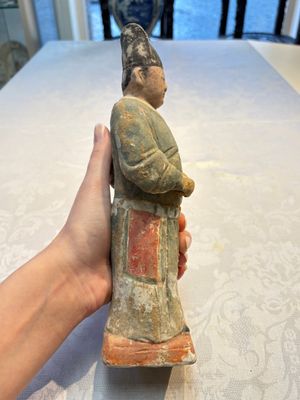 Three Chinese polychrome pottery figures, Sui/Ming — photo 11