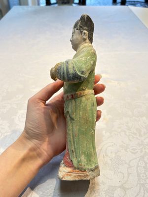 Three Chinese polychrome pottery figures, Sui/Ming — photo 17