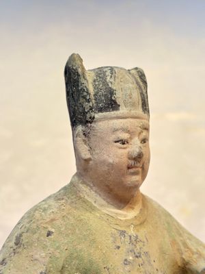 Three Chinese polychrome pottery figures, Sui/Ming — photo 21