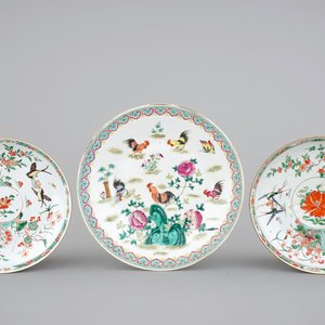 Three Chinese porcelain dishes with cockerels, Kangxi famille verte and 19th C. famille rose — 照片 1