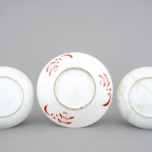 Three Chinese porcelain dishes with cockerels, Kangxi famille verte and 19th C. famille rose — 照片 2