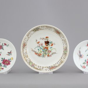 Three Chinese porcelain famille rose cups and saucers, Yongzheng-Qianlong, 18th C. — photo 2