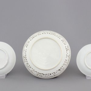 Three Chinese porcelain famille rose cups and saucers, Yongzheng-Qianlong, 18th C. — photo 3