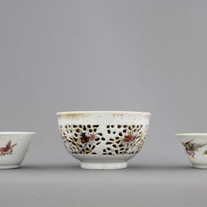 Three Chinese porcelain famille rose cups and saucers, Yongzheng-Qianlong, 18th C. — photo 5