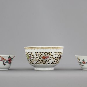 Three Chinese porcelain famille rose cups and saucers, Yongzheng-Qianlong, 18th C. — photo 6