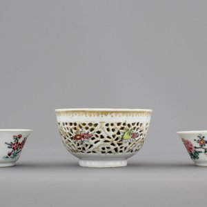 Three Chinese porcelain famille rose cups and saucers, Yongzheng-Qianlong, 18th C. — photo 7