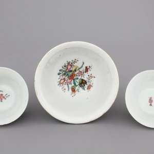 Three Chinese porcelain famille rose cups and saucers, Yongzheng-Qianlong, 18th C. — photo 8