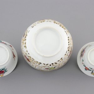 Three Chinese porcelain famille rose cups and saucers, Yongzheng-Qianlong, 18th C. — photo 9