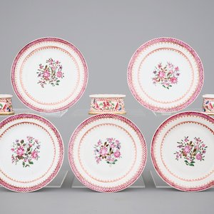 Three Chinese porcelain famille rose salts and five small plates, 18th C. — photo 1