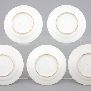 Three Chinese porcelain famille rose salts and five small plates, 18th C. — photo 2