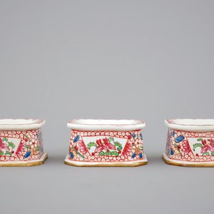 Three Chinese porcelain famille rose salts and five small plates, 18th C. — photo 3