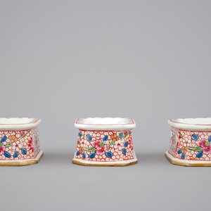 Three Chinese porcelain famille rose salts and five small plates, 18th C. — photo 4