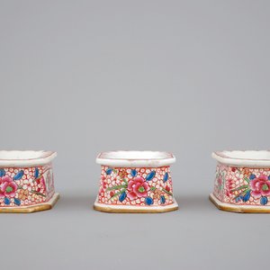 Three Chinese porcelain famille rose salts and five small plates, 18th C. — photo 5
