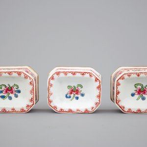 Three Chinese porcelain famille rose salts and five small plates, 18th C. — photo 6