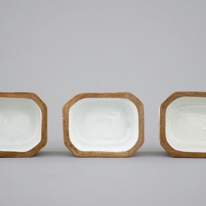 Three Chinese porcelain famille rose salts and five small plates, 18th C. — photo 7