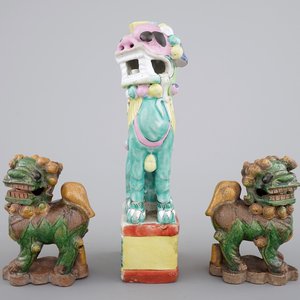 Three Chinese porcelain polychrome foo dogs, the verte biscuit pair, 18th, the other 19th C. — photo 1