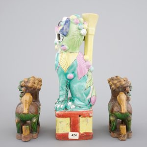 Three Chinese porcelain polychrome foo dogs, the verte biscuit pair, 18th, the other 19th C. — photo 2