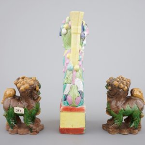Three Chinese porcelain polychrome foo dogs, the verte biscuit pair, 18th, the other 19th C. — photo 3