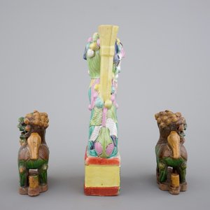 Three Chinese porcelain polychrome foo dogs, the verte biscuit pair, 18th, the other 19th C. — photo 5