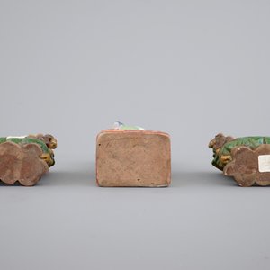 Three Chinese porcelain polychrome foo dogs, the verte biscuit pair, 18th, the other 19th C. — photo 6