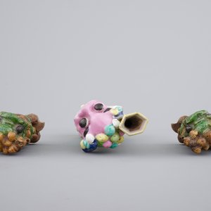 Three Chinese porcelain polychrome foo dogs, the verte biscuit pair, 18th, the other 19th C. — photo 7