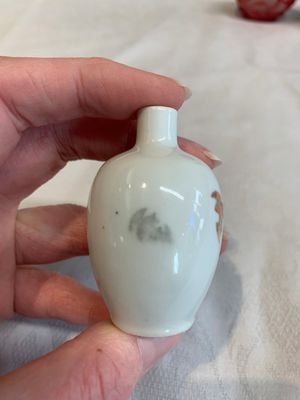 Three Chinese porcelain snuff bottles and a red Peking glass snuff bottle, Daoguang and Tongzhi mark, 19th C. — photo 11