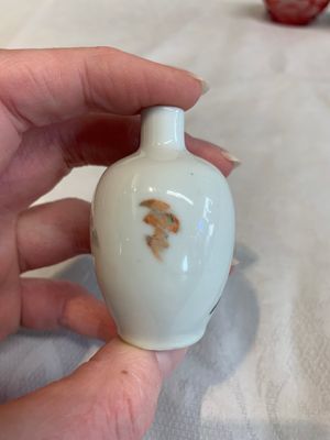 Three Chinese porcelain snuff bottles and a red Peking glass snuff bottle, Daoguang and Tongzhi mark, 19th C. — photo 12