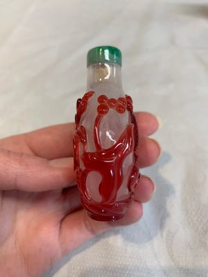 Three Chinese porcelain snuff bottles and a red Peking glass snuff bottle, Daoguang and Tongzhi mark, 19th C. — photo 16