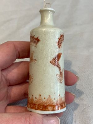 Three Chinese porcelain snuff bottles and a red Peking glass snuff bottle, Daoguang and Tongzhi mark, 19th C. — photo 24