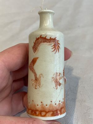 Three Chinese porcelain snuff bottles and a red Peking glass snuff bottle, Daoguang and Tongzhi mark, 19th C. — photo 25