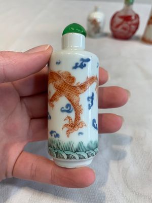 Three Chinese porcelain snuff bottles and a red Peking glass snuff bottle, Daoguang and Tongzhi mark, 19th C. — photo 3
