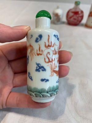 Three Chinese porcelain snuff bottles and a red Peking glass snuff bottle, Daoguang and Tongzhi mark, 19th C. — photo 4