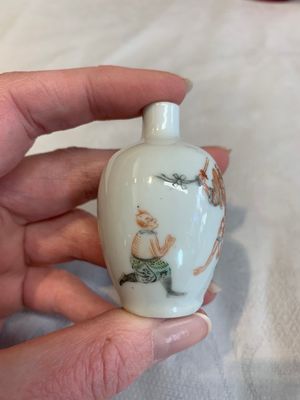 Three Chinese porcelain snuff bottles and a red Peking glass snuff bottle, Daoguang and Tongzhi mark, 19th C. — photo 8