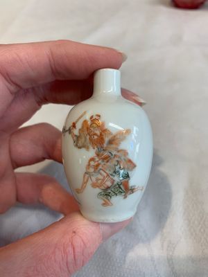 Three Chinese porcelain snuff bottles and a red Peking glass snuff bottle, Daoguang and Tongzhi mark, 19th C. — photo 9