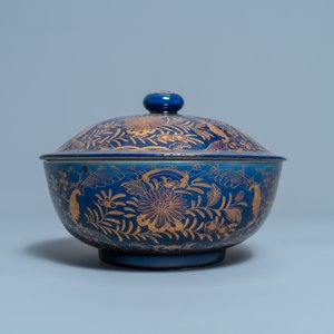 Three Chinese powder blue and gilt bowls, 19th C. — 照片 9