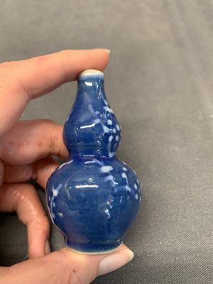 Three Chinese powder blue-ground blue and white snuff bottles and one blue and white snuff bottle, 19th C. — photo 12