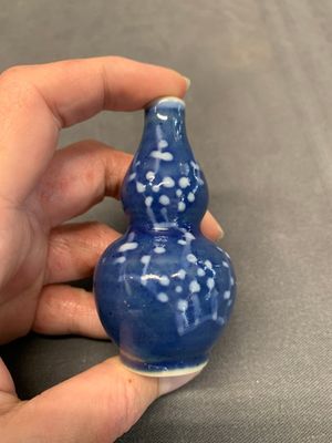Three Chinese powder blue-ground blue and white snuff bottles and one blue and white snuff bottle, 19th C. — photo 13