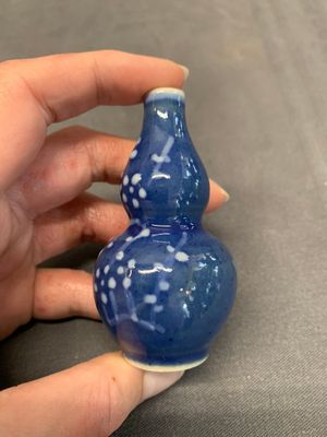Three Chinese powder blue-ground blue and white snuff bottles and one blue and white snuff bottle, 19th C. — photo 14