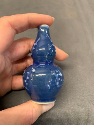 Three Chinese powder blue-ground blue and white snuff bottles and one blue and white snuff bottle, 19th C. — photo 15