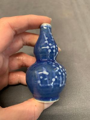 Three Chinese powder blue-ground blue and white snuff bottles and one blue and white snuff bottle, 19th C. — photo 16