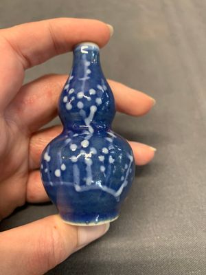 Three Chinese powder blue-ground blue and white snuff bottles and one blue and white snuff bottle, 19th C. — photo 17