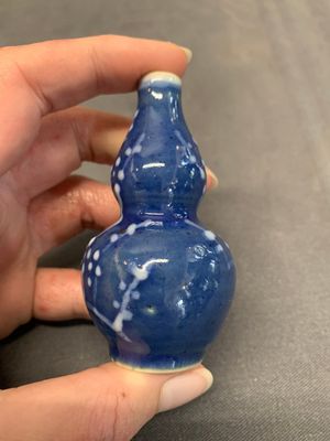 Three Chinese powder blue-ground blue and white snuff bottles and one blue and white snuff bottle, 19th C. — photo 18