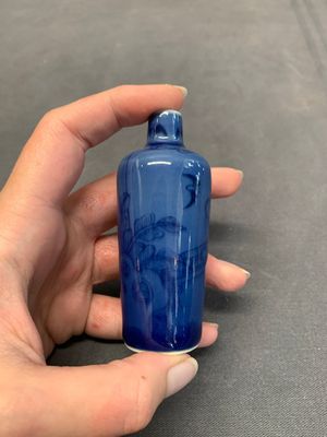 Three Chinese powder blue-ground blue and white snuff bottles and one blue and white snuff bottle, 19th C. — photo 25