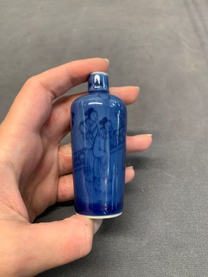 Three Chinese powder blue-ground blue and white snuff bottles and one blue and white snuff bottle, 19th C. — photo 27