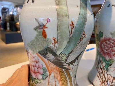 Three Chinese qianjiang cai hat stands and a pair of 'gu' vases, 19/20th C. — 照片 13