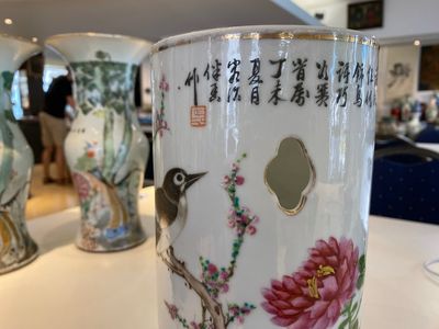 Three Chinese qianjiang cai hat stands and a pair of 'gu' vases, 19/20th C. — 照片 2