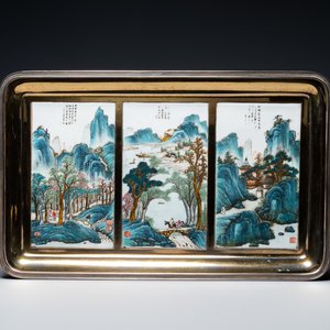 Three Chinese qianjiang cai plaques in a 'Wolfers' gilded silver tray, Republic — 照片 1