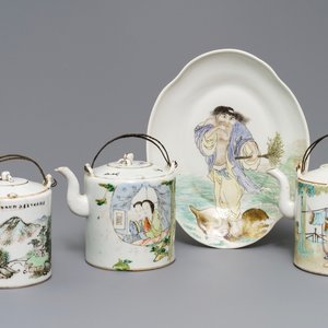 Three Chinese qianjiang cai teapots and an oval dish, 19/20th C. — 照片 1