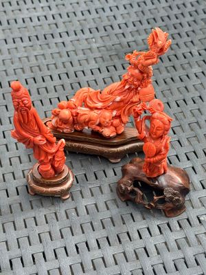 Three Chinese red coral carvings on wooden stands, 19/20th C. — photo 1